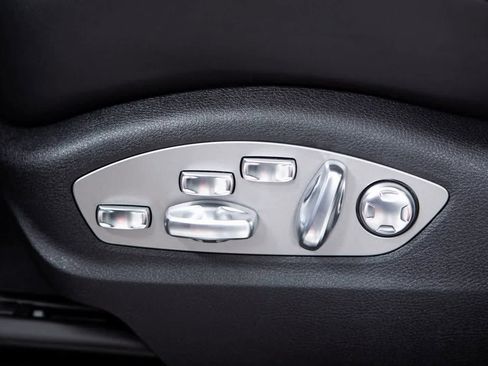 Certified 2025 Porsche Macan S image 18