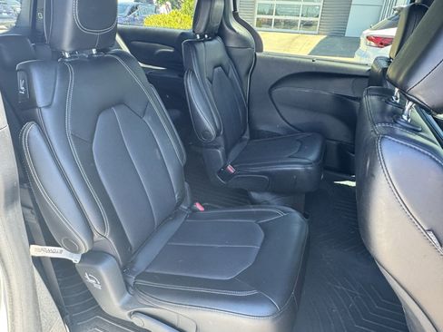 Used 2023 Chrysler Pacifica Touring-L w/ S Appearance Package AWD/4WD image 11