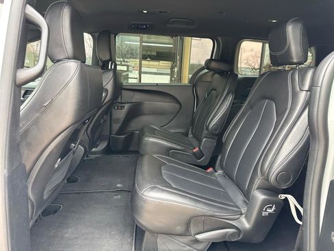 Used 2025 Chrysler Pacifica Select image 16