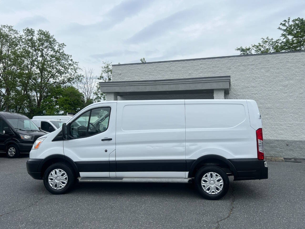 Used 2019 Ford Transit 250 130 Low Roof w/ Exterior Upgrade Package RWD image 31