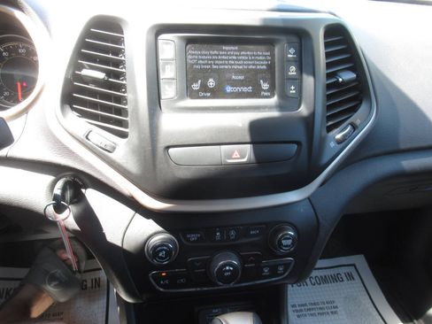 Used 2018 Jeep Cherokee Latitude w/ Altitude Package AWD/4WD image 20