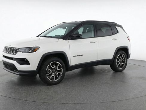 Used 2025 Jeep Compass Trailhawk w/ Trailer Tow Group AWD/4WD image 3