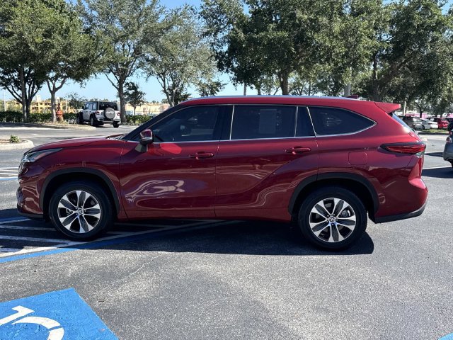 Used 2021 Toyota Highlander XLE FWD image 7
