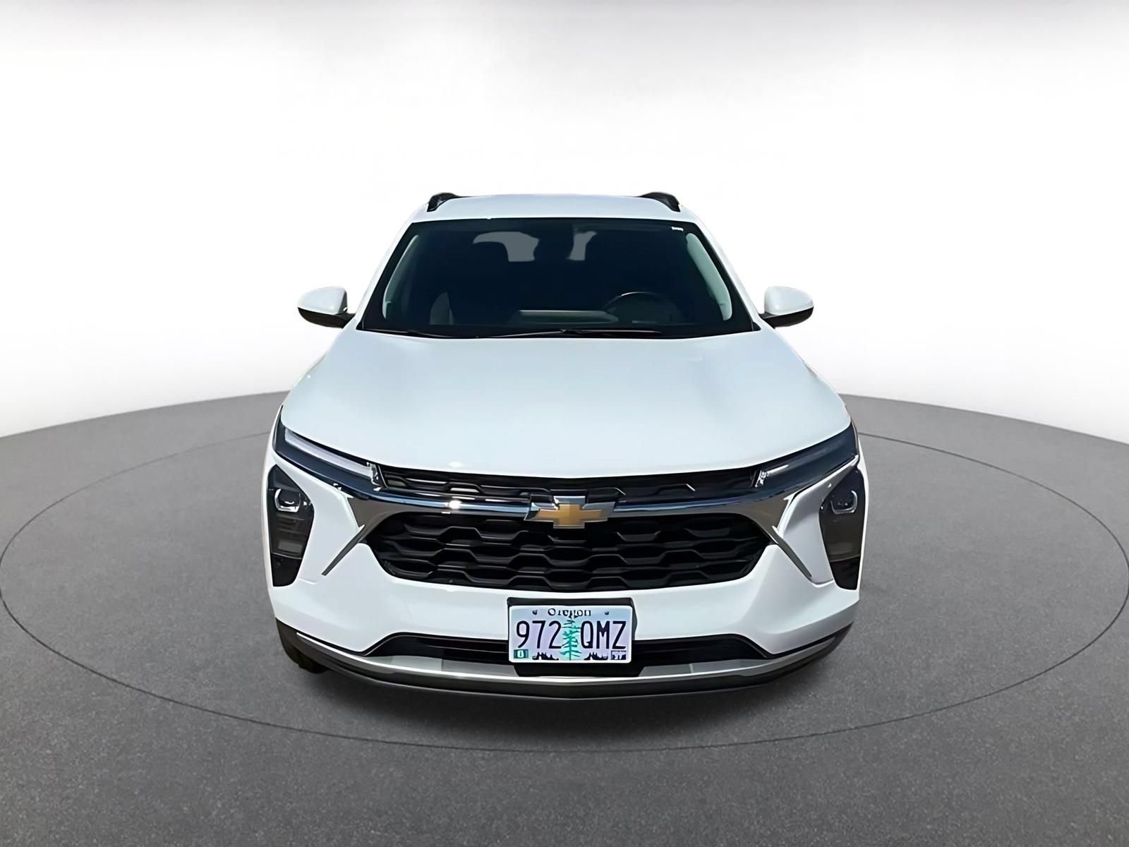 Used 2025 Chevrolet Trax LT w/ LT Convenience Package FWD image 4