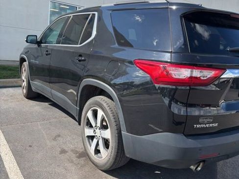 Used 2020 Chevrolet Traverse LT w/ LT Premium Package FWD image 3