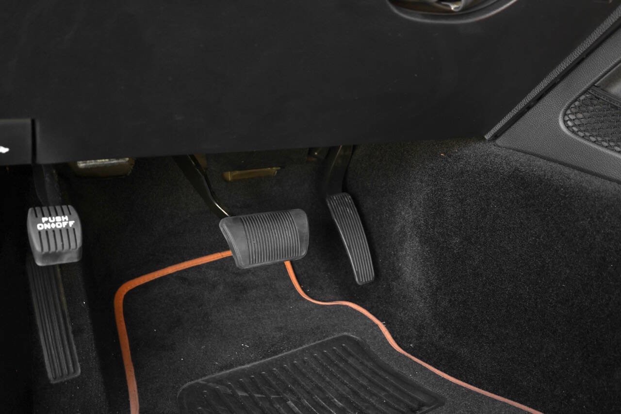 Used 2015 Dodge Challenger SRT Hellcat RWD image 87