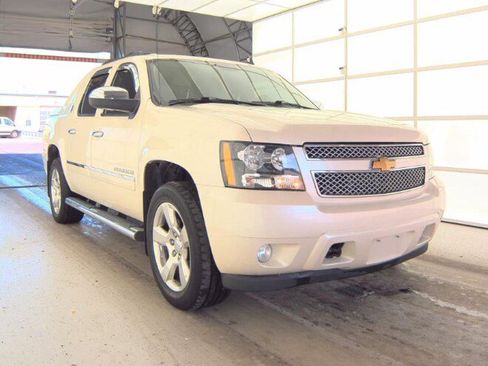Used 2013 Chevrolet Avalanche LTZ image 3