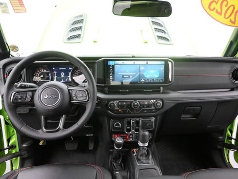 Used 2025 Jeep Gladiator Rubicon w/ Convenience Group AWD/4WD image 39
