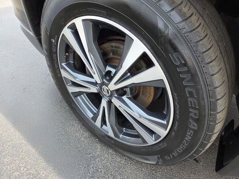 Used 2017 Nissan Rogue SL image 8