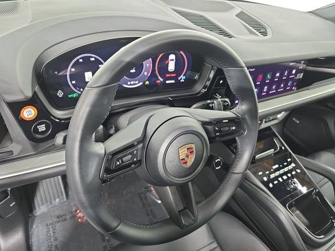 Used 2025 Porsche Cayenne AWD/4WD image 4