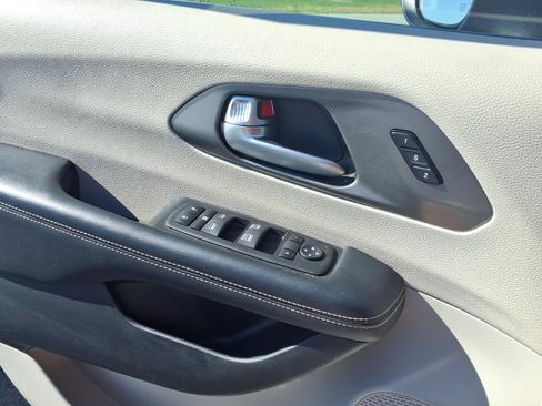 Used 2023 Chrysler Pacifica Touring-L image 17