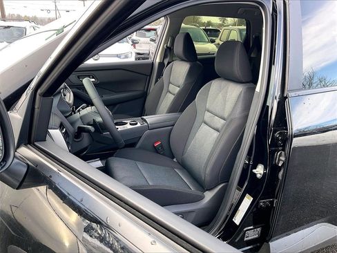 Used 2025 Nissan Rogue SV image 9