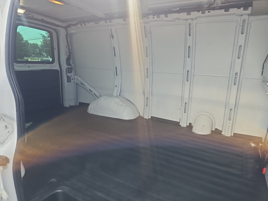 Used 2014 Chevrolet Express 2500 RWD image 11