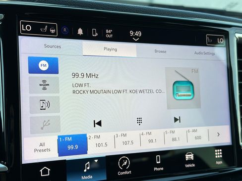 Used 2023 Chrysler Pacifica Touring-L FWD image 16
