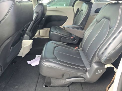 Used 2024 Chrysler Pacifica Touring-L FWD image 10