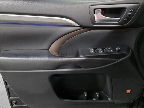 Used 2017 Toyota Highlander Limited image 10
