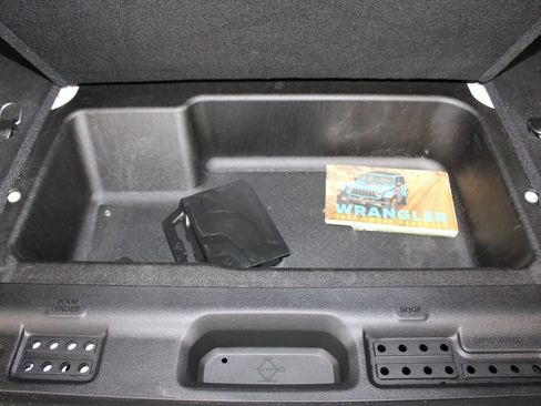 Used 2024 Jeep Wrangler Sahara image 19