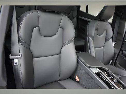 Used 2023 Volvo XC90 B5 Core w/ Protection Package Premier image 32