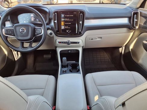 Used 2021 Volvo XC40 T4 Momentum w/ Protection Package Premier image 15