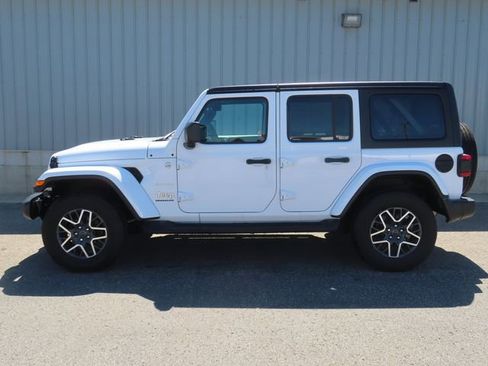 Used 2024 Jeep Wrangler Unlimited Sahara w/ Technology Group AWD/4WD image 10