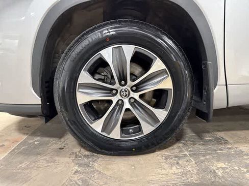 Used 2022 Toyota Highlander XLE AWD/4WD image 10
