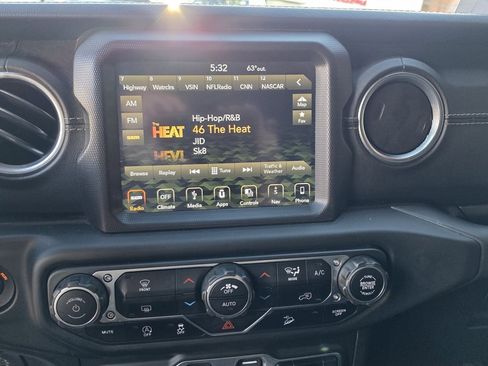 Used 2018 Jeep Wrangler Unlimited Sahara image 14