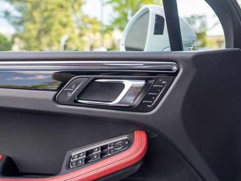 Certified 2026 Porsche Macan AWD/4WD image 17