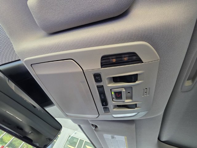 Used 2022 Toyota Highlander XLE FWD image 30