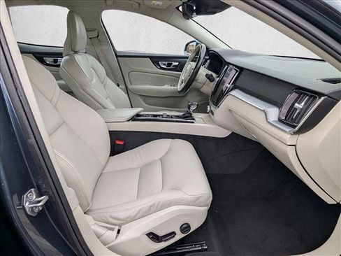 Used 2020 Volvo S60 T5 Momentum image 20