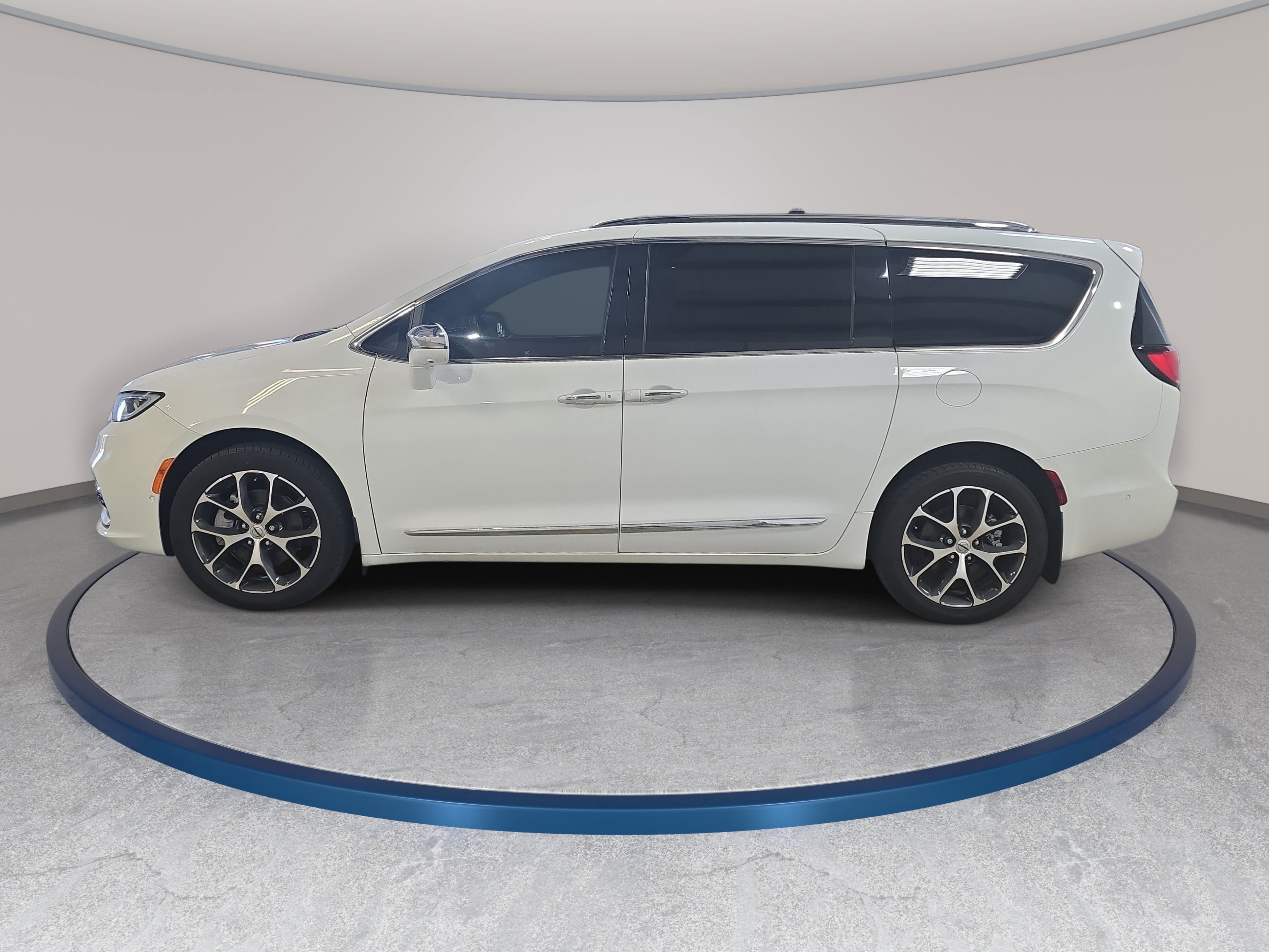 Used 2021 Chrysler Pacifica Limited w/ Uconnect Theater Family Group AWD/4WD image 9