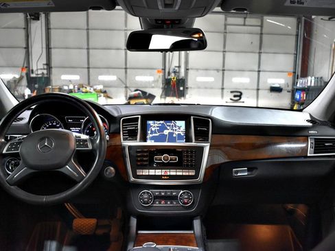 Used 2015 Mercedes-Benz GL 550 4MATIC w/ Accessory Chrome Package image 12