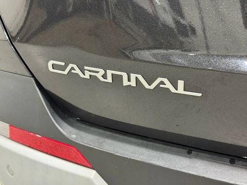 Used 2025 Kia Carnival FWD image 32