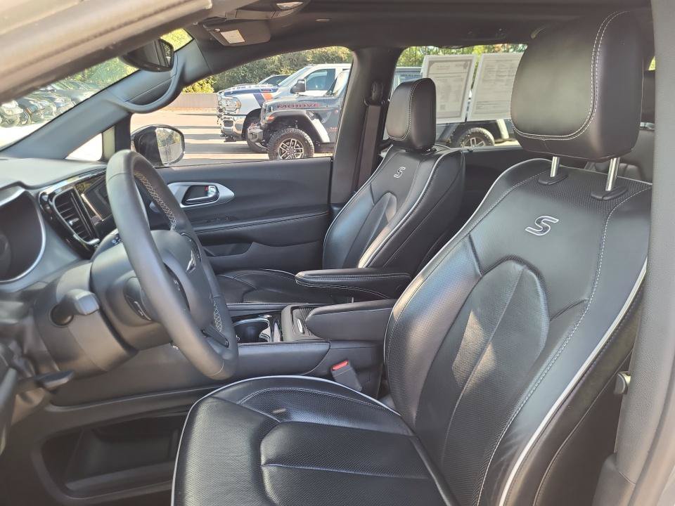 Used 2025 Chrysler Pacifica Limited FWD image 34