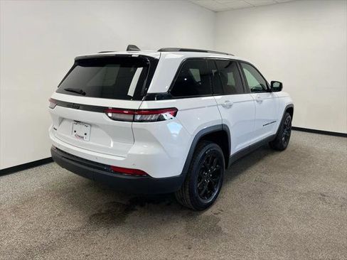 Certified 2024 Jeep Grand Cherokee Altitude image 19