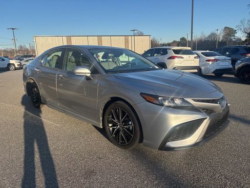 Used 2024 Toyota Camry SE image 9