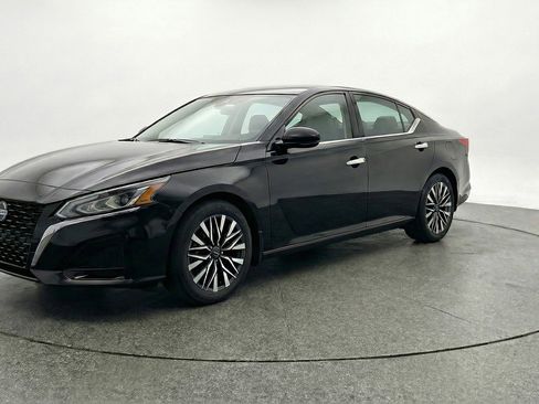 Used 2025 Nissan Altima 2.5 SV FWD image 3