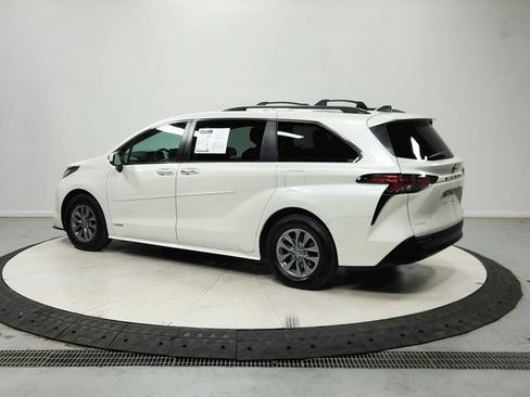 Used 2021 Toyota Sienna XLE FWD image 6