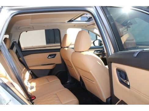 Used 2021 Nissan Rogue Platinum image 11