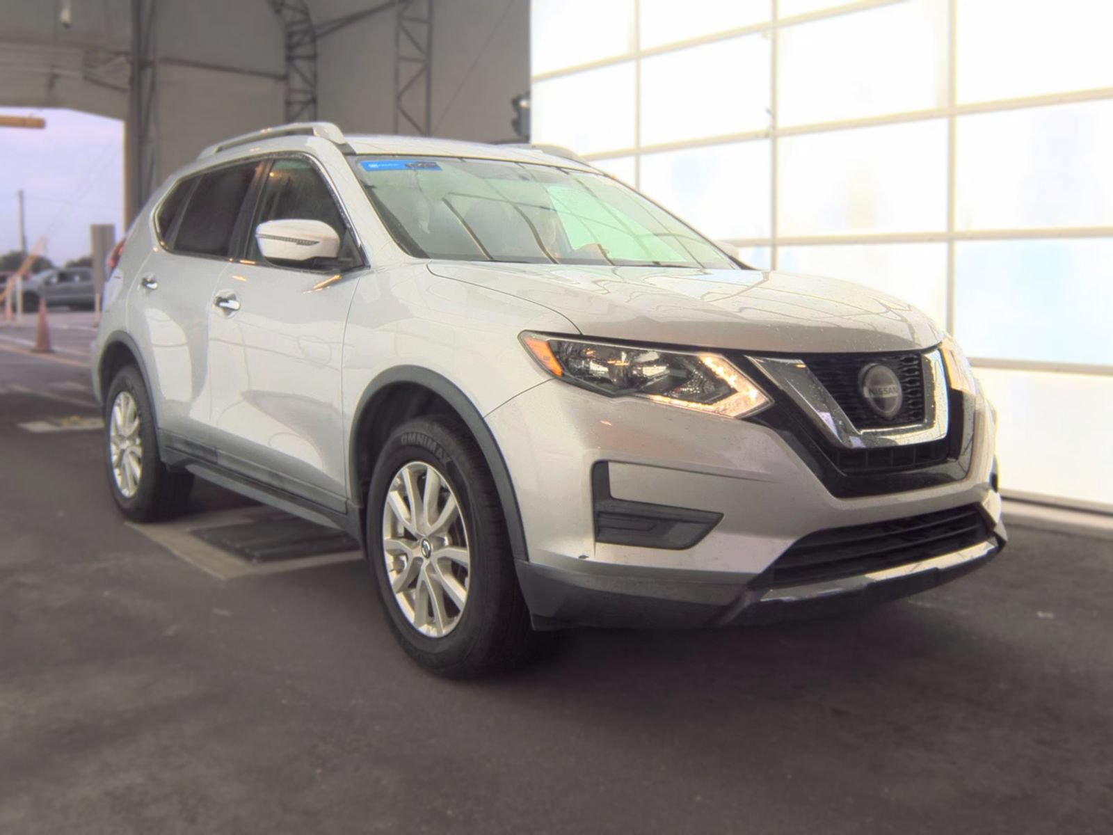 Used 2018 Nissan Rogue SV AWD/4WD image 4