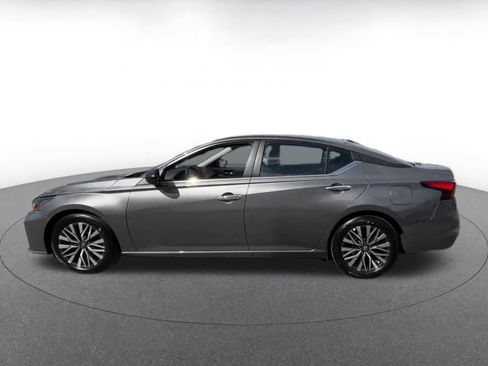 Used 2025 Nissan Altima 2.5 SV FWD image 9