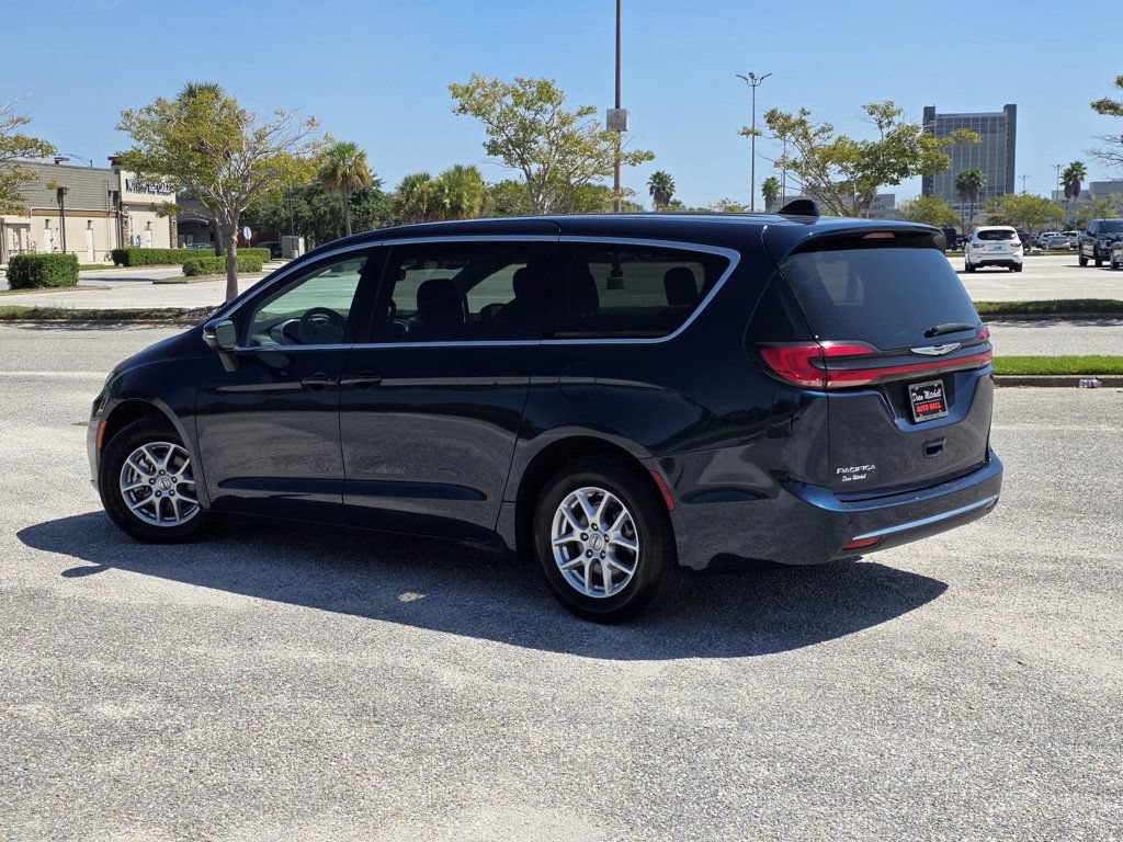 Used 2023 Chrysler Pacifica Touring-L FWD image 4