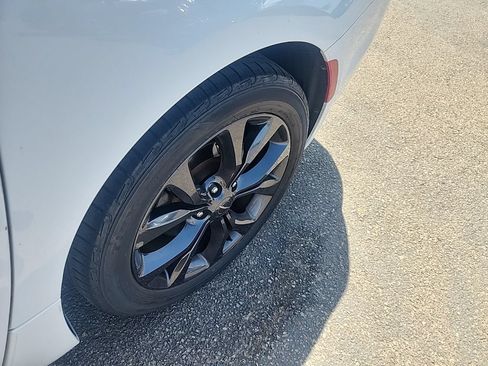 Used 2019 Chrysler Pacifica Touring-L w/ S Appearance Package FWD image 8