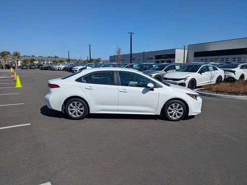 Used 2025 Toyota Corolla LE image 2