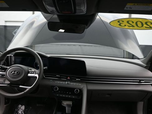 Used 2023 Hyundai Elantra SEL w/ Convenience Package image 15