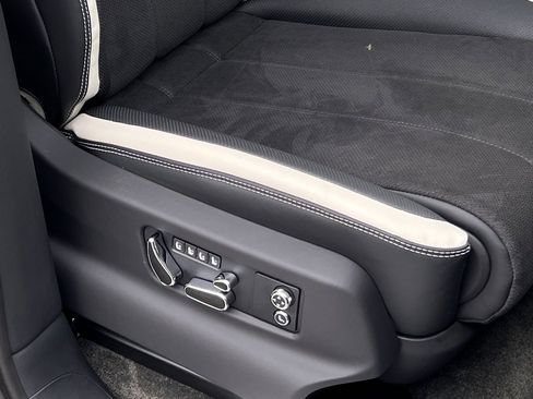 Used 2023 Bentley Bentayga Speed image 44