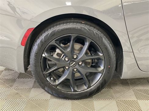 Used 2025 Chrysler Pacifica Limited image 39