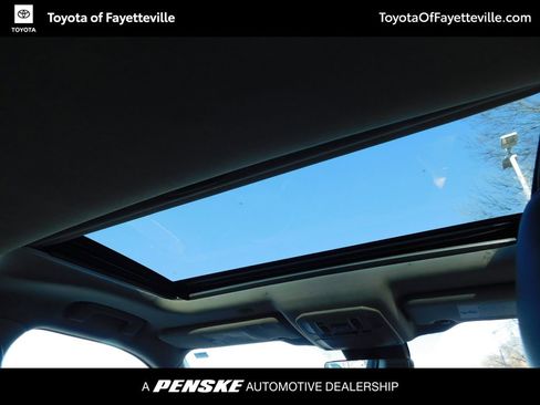 Used 2021 Toyota Highlander XLE image 4