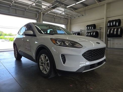 Used 2021 Ford Escape SE image 2