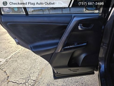 Used 2018 Toyota RAV4 SE image 41