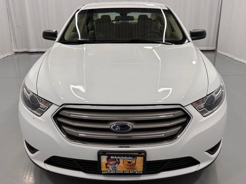 Used 2018 Ford Taurus SE image 2